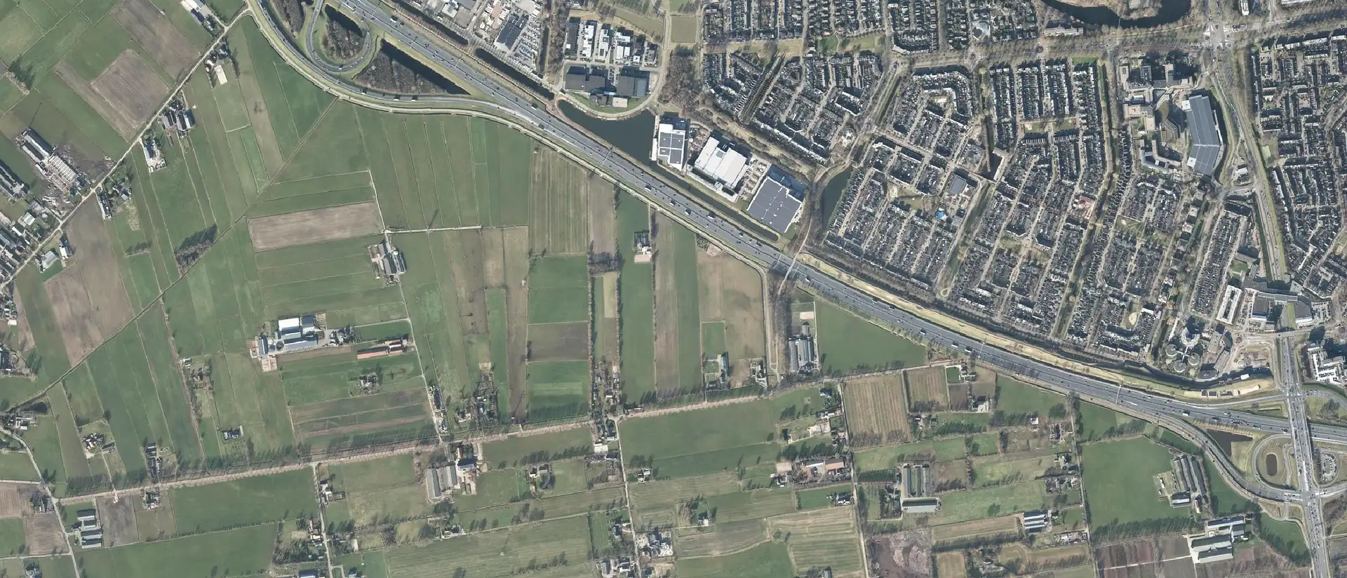 Luchtfoto van een snelwegknooppunt