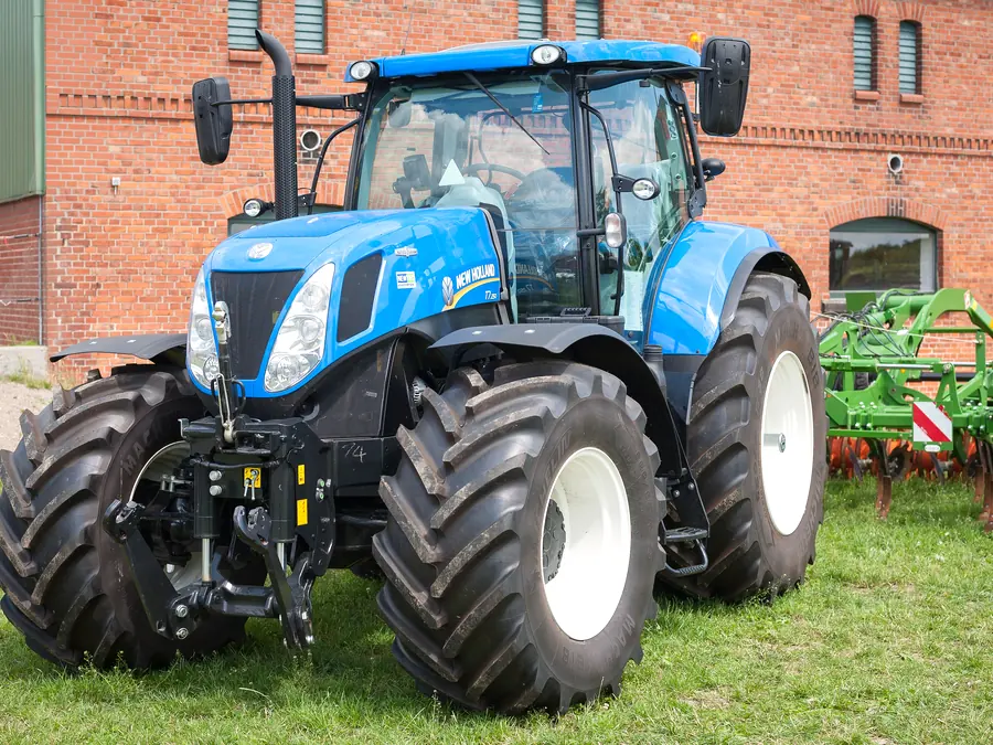 Moderne trekker op een bedrijfserf