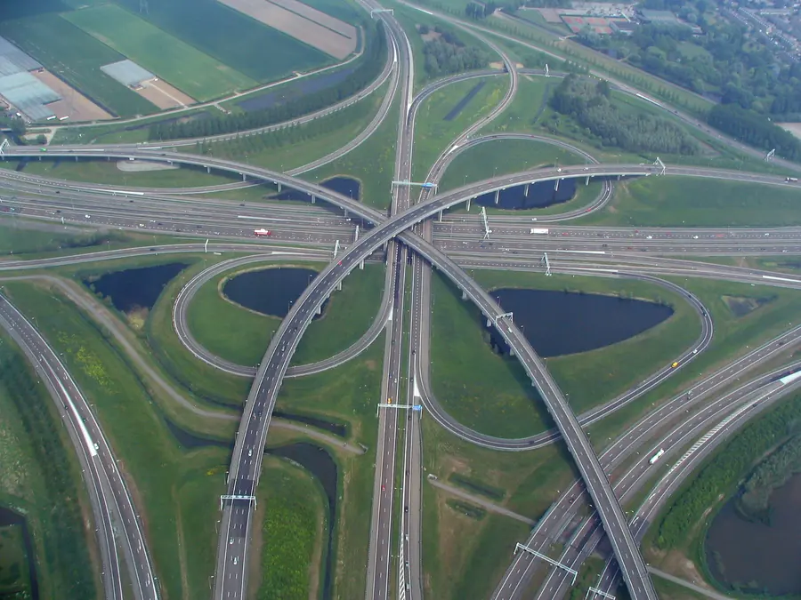 Snelwegknooppunt met vrachtverkeer van bovenaf