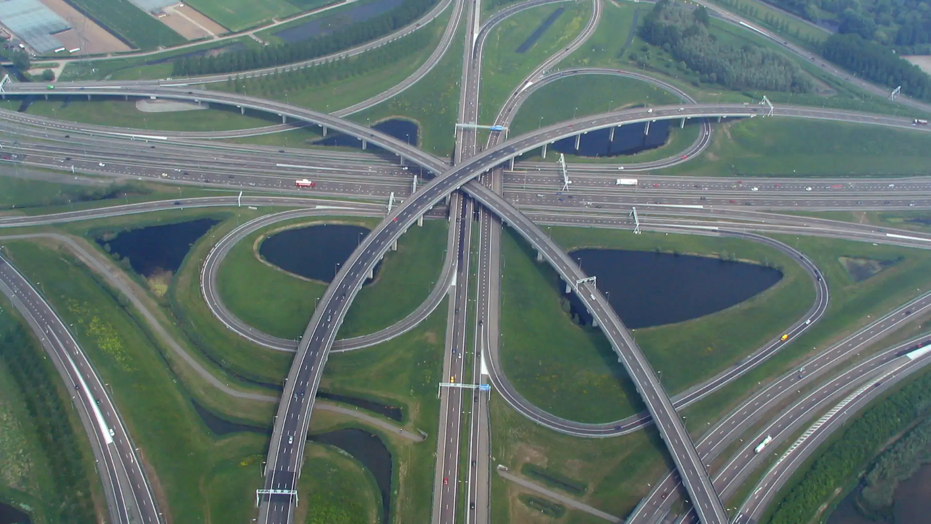 Luchtfoto van een snelwegknooppunt met vrachtverkeer
