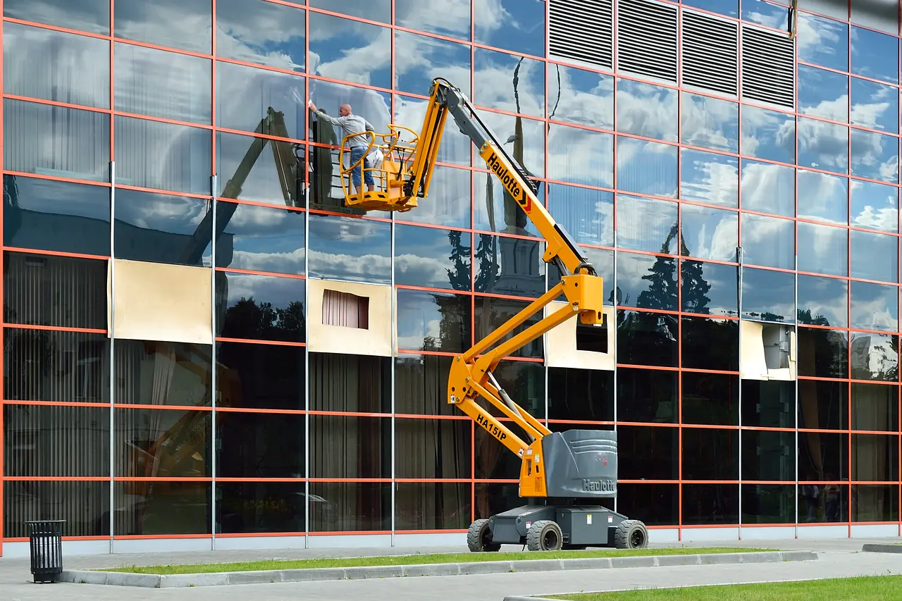 Werkmaterieel op een terrein. GPS tracking op machines van elk merk